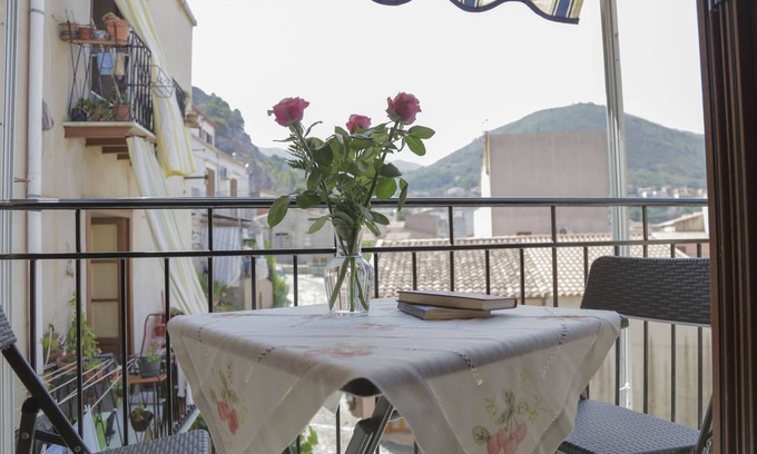 Cefalu Apartment | Tranquil Oceanfront Apartment in Cefalù's Old Town