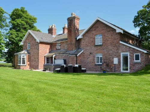 Newtown House | Experience Cefnaire: 5-Star Retreat with Hot Tub & Pet-Friendly