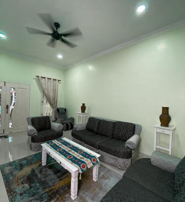 Kampung Sura Masjid House | Top-Rated Ceiba View Homestay: Family-Friendly Retreat