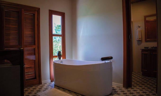Merlot Ski Chalet | Celeste Suites, in Vale dos Vinhedos with Bathtub and Colonial Breakfast