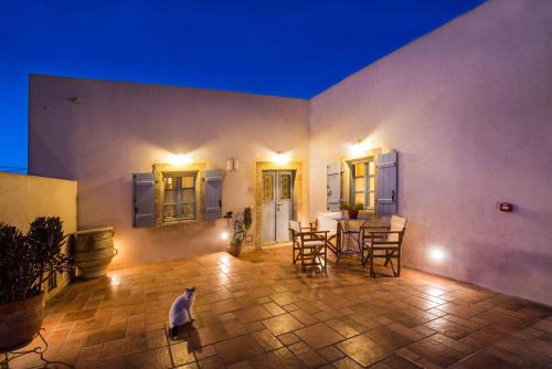 Keramoto Apartment | Welcoming Celestia Traditional Houses: Family and Pet Friendly