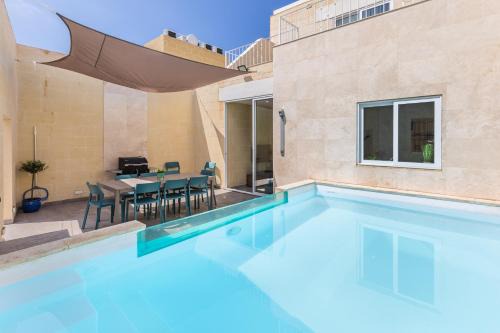Xaghra House | Celestina Farmhouse: Pet-Friendly Retreat with Pool & High Ratings