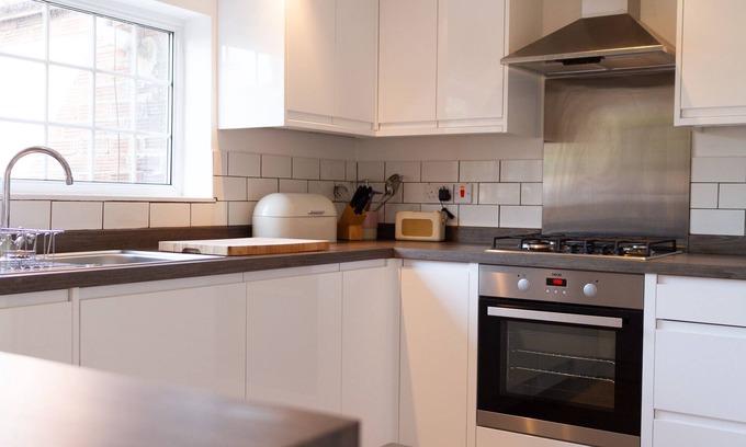 Leek Apartment | Modern Celias Apartment in Leek with Pool & Spa Amenities