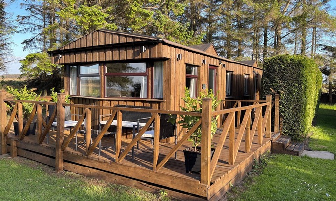 Hunspow Cabin | Discover Celtic Lodges: Family-Friendly Retreat with Dining