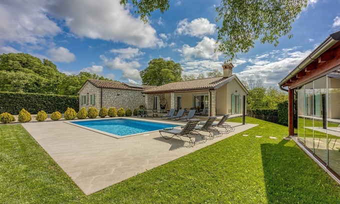 Groznjan Villa | Relax at Celtis House: Pool, Spa & Whirlpool Retreat