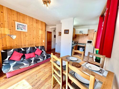 Ristolas Apartment | Cozy Family Retreat at Chez Agathe au Chalet de Ségure