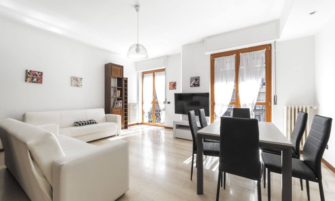 Bullona Apartment | Inviting Cenisio M5 Apartment with Balcony & Breakfast