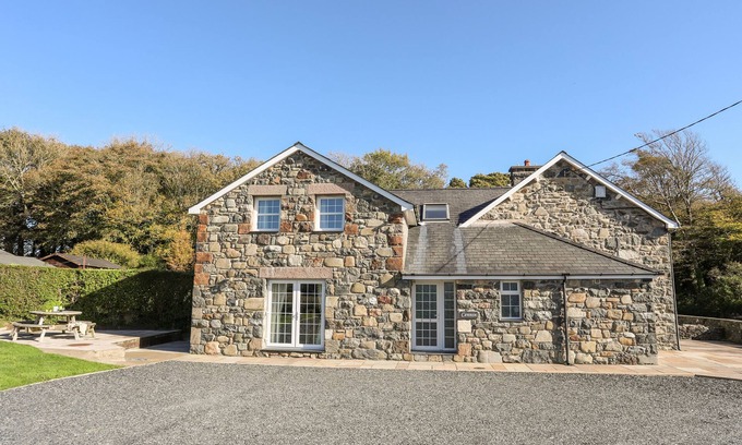 Llanystumdwy Cottage | Family-Friendly CENNIN: Oceanfront Haven in Criccieth