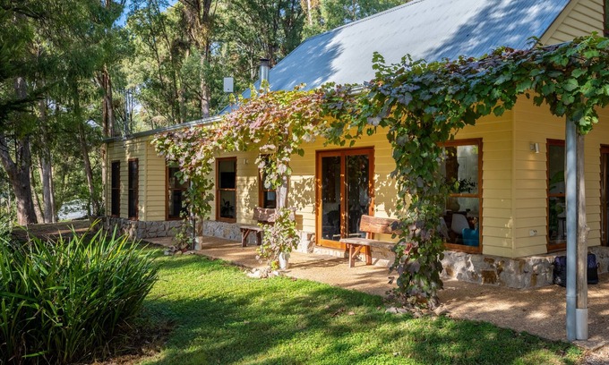 Wandiligong House | Stunning Views at Centenary Heights - Guest Rated 9.8/10