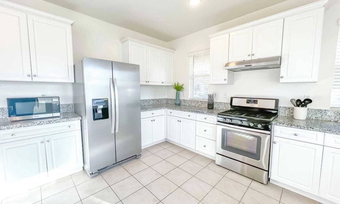 Ontario House | Centennial Cir: Family-Friendly Hotel with Kitchen & Breakfast