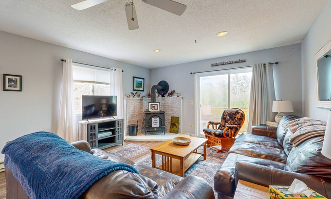 Center Conway Condo | Center Conway Retreat - skiing, hiking, seasonal pool & walk to the Saco River