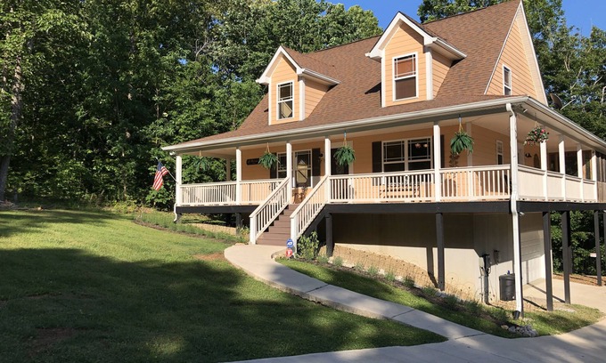 Smithville House | Family & Pet Friendly Home with Lake Views - 10/10 Rated