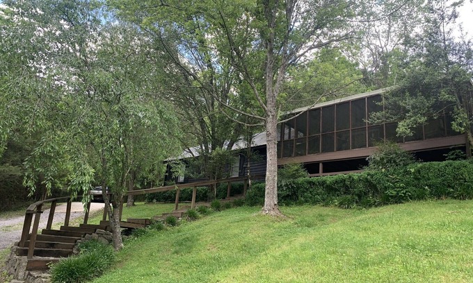 Dowelltown House | Scenic Centerhill Lake Indian Creek Retreat with Ocean Views