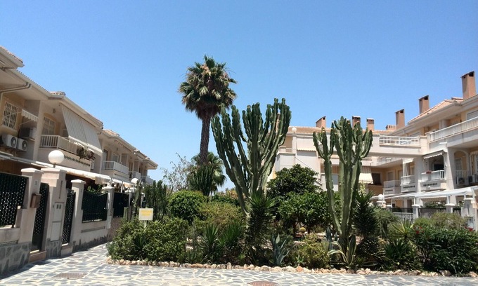 Santa Pola House | Ideal Retreat: Central Home with Terrace Near Beach & Wifi