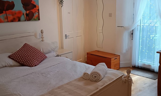 West End Apartment | Cozy 1-Bed Apartment in Central Edinburgh for 3 Guests