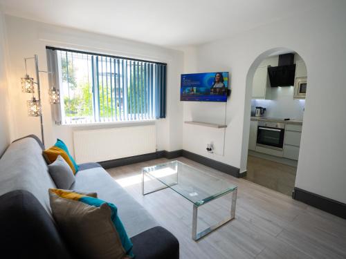 Rushmoor District Apartment | Convenient 3-Bed Apartment Near Station with Free Parking
