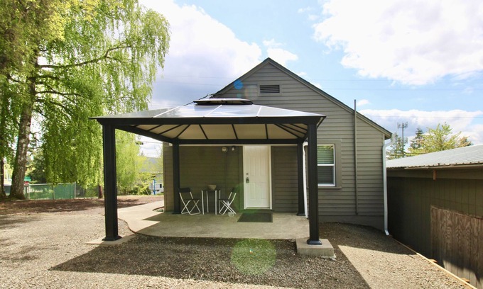 Bull Mountain House | Stylish Central 1BR Suite in Downtown Tigard - Pet Friendly!