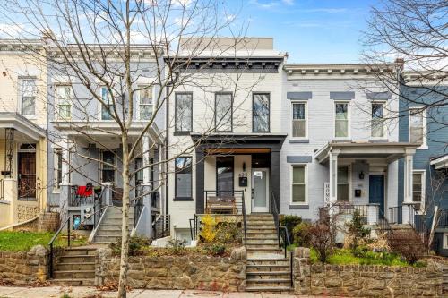 Park View Apartment | Central 2-BR City Sanctuary - Commuter-Friendly