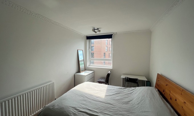 Shoreditch Apartment | Modern 2BD Flat with Balcony in Vibrant Shoreditch