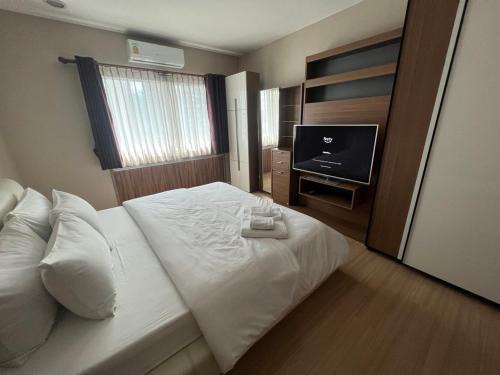 Ploenchit Apartment | Central 2BR 3 min walk from BTS Ploen Chit