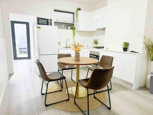 Chippendale House | Convenient 3 Bedroom Retreat in Sydney’s CBD and Chinatown