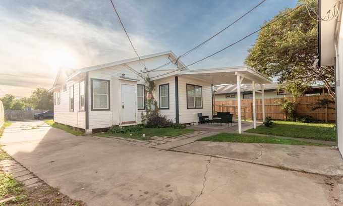 Del Mar House | Family-Friendly 3 Bedroom Retreat in Central Corpus Christi