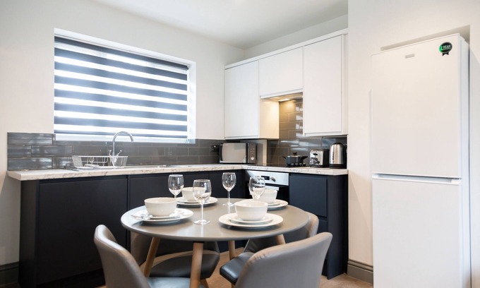 Ashford House | Spacious 4 Bedroom House Near Town with Pool & Ocean View