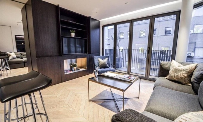 Fitzrovia Apartment | โ๏ธ Central A/C | ๐ King | ๐ FlexPolicy | โฐ EarlyDrop | ๐ Balcony | ๐งผ W/D
