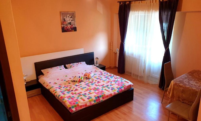 Baile Felix Apartment | Convenient Central Accommodation in Baile Felix with Hot Tub