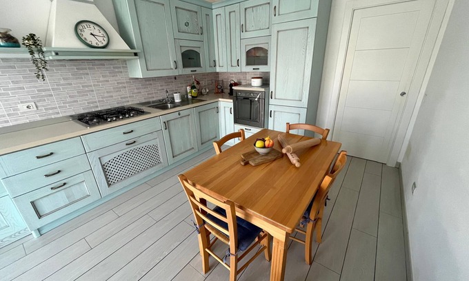 Rezza Apartment | Central and close to beaches, convenient to train and car, free parking