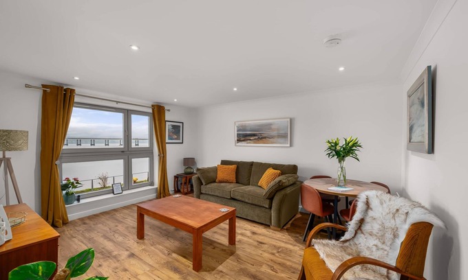 Dundee Apartment | Modern First Floor Apartment with River Views & Breakfast