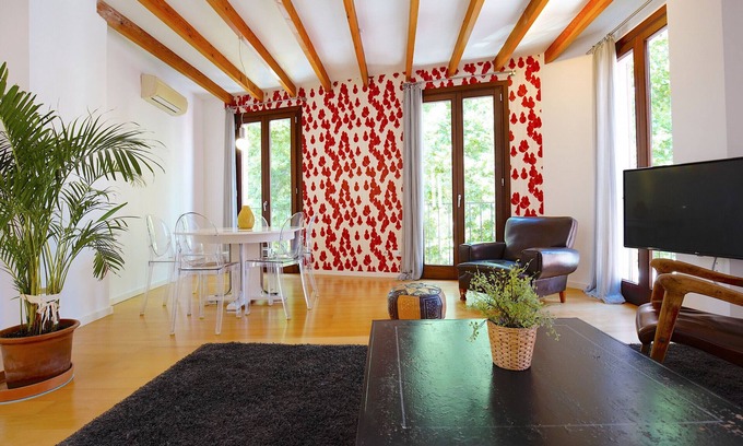 La Llotja-Born Apartment | Bright Central Apartment with AC, Wifi & Shared Terrace