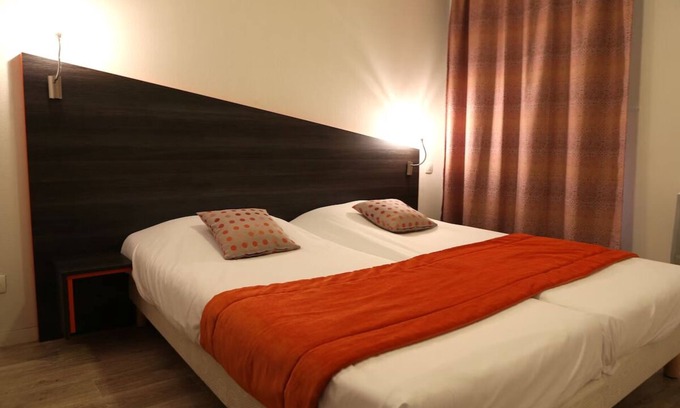 Chevilly-Larue Hotel | Convenient Central Apartment with Kitchenette Near Tramway