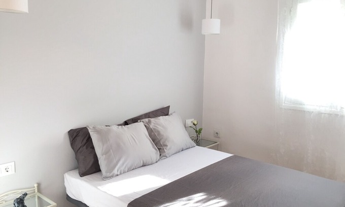 Los Remedios Condo | Scenic Apartment by Guadalquivir with Giralda Views
