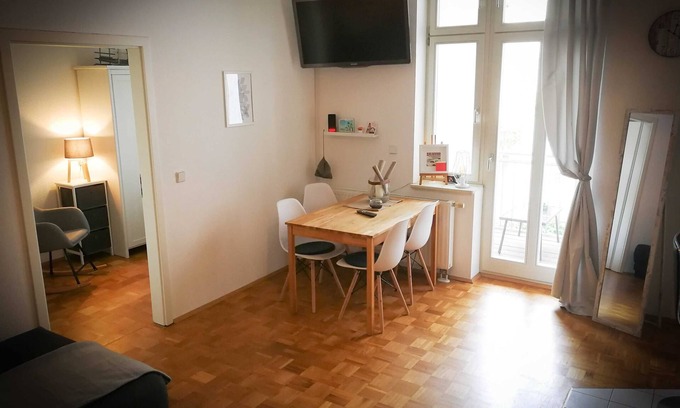 Halle Apartment | Top-Rated Central Apartment on Uniring with Balcony