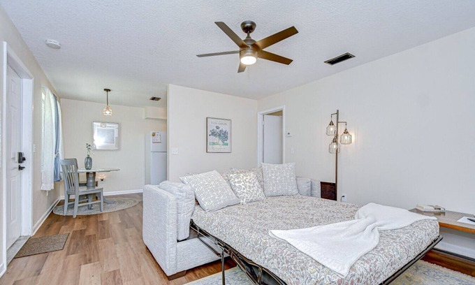 Pinellas Park Apartment | Charming Country Inn Apt: Pet-Friendly Retreat with Pool