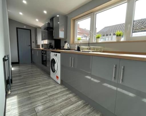 Lincoln Apartment | Modern 3 Bedroom House with Kitchen & Child-Friendly Amenities