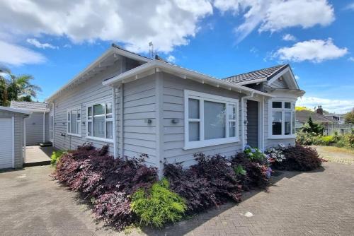 Greenlane - Ellerslie House | Central Auckland 5-Bedroom Villa with Free Parking & Breakfast