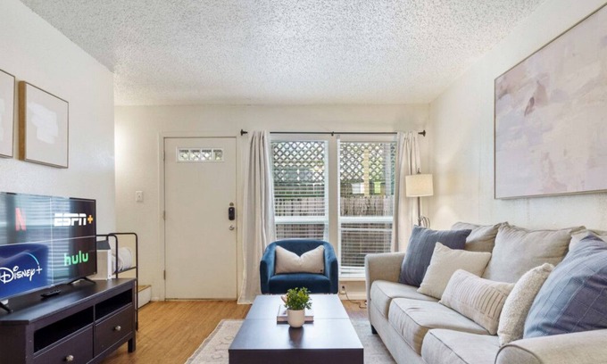 Clarksville Apartment | Cozy Central Austin 2-Story Apartment with Free Parking