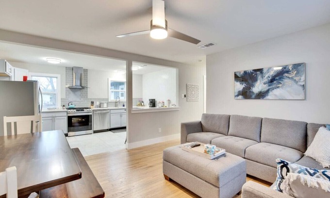 Govalle House | Unforgettable Central Austin 6-Bedroom Retreat for Families