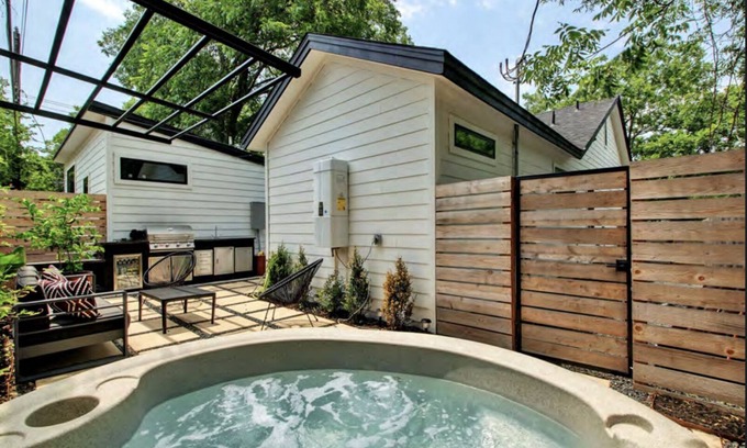 Hyde Park House | Top-Rated Central Austin Bungalow with Hot Tub & Studio