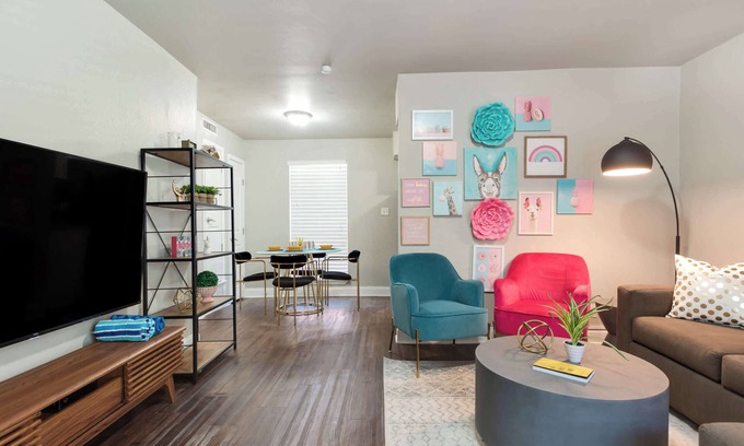 Oakmont Heights Apartment | Top-Rated Flamingo 102: Pet-Friendly & Family Ready Stay