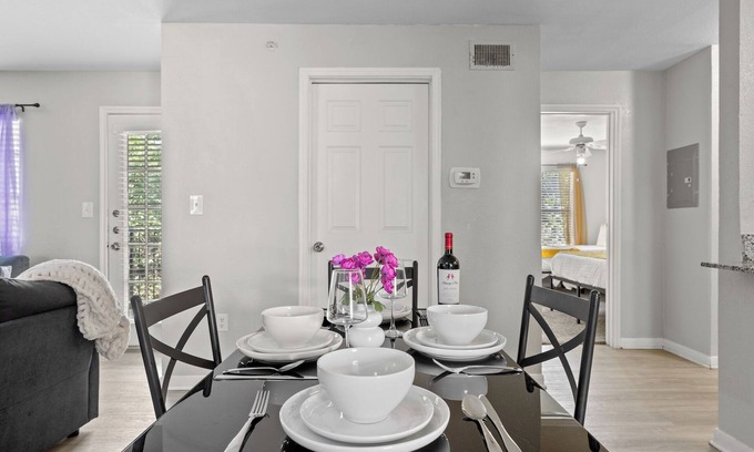 Pleasant Valley Apartment | Central Austin Escape: 3BR 3BA - Resort Pool + Gym + Sleeps 10