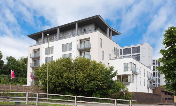 Basingstoke Apartment | Central Basingstoke: Guest Rated 10/10, Family-Friendly Escape