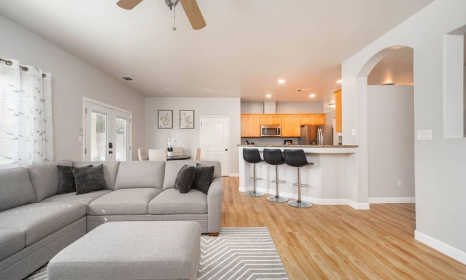 River Oaks House | Convenient Getaway Near Parks & Shops with Spa Amenities