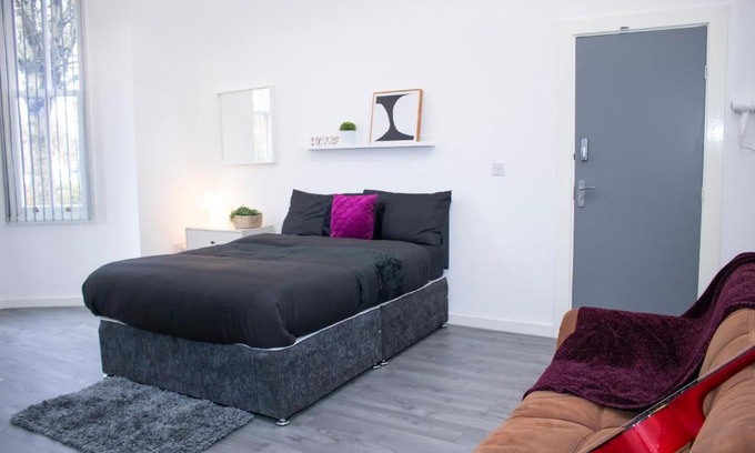 Liverpool House | Discover Central Blissful Haven: Family-Friendly Retreat