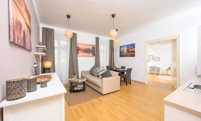 Innere Stadt Apartment | Pet-Friendly Central Business Apartment for Family Comfort