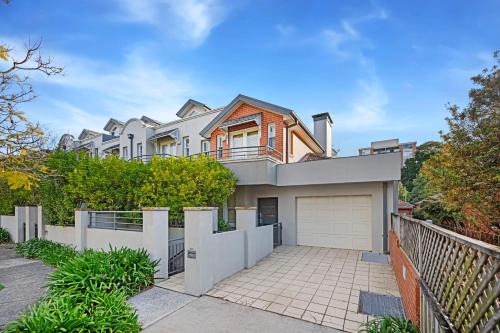 Chatswood Apartment | Central Chatswood 2-Level Garden View & 3B2B