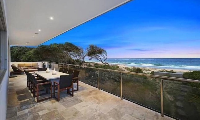 Noraville House | Beachfront Retreat: Child-Friendly with Kitchen & Breakfast