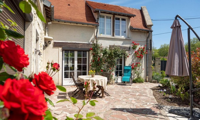 Royallieu Village Cottage | Gite Compiègne: Cozy Escape with Spa & Breakfast Included